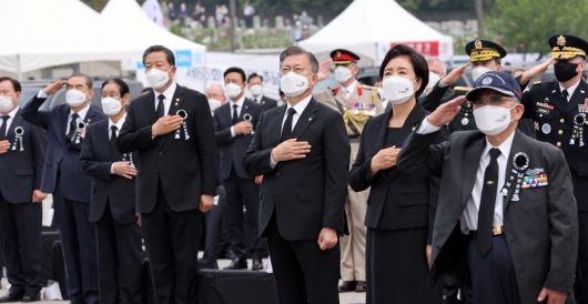 문재인 대통령과 부인 김정숙 여사가 6일 오전 서울시 동작구 국립서울현충원에서 열린 제66회 현충일 추념식에 참석, 국기에 경례하고 있다. [연합]