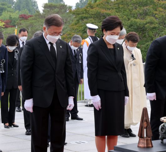 문재인 대통령이 6일 오전 서울시 동작구 국립서울현충원에서 열린 제66회 현충일 추념식에 참석, 현충탑에서 분향하고 있다. [연합]