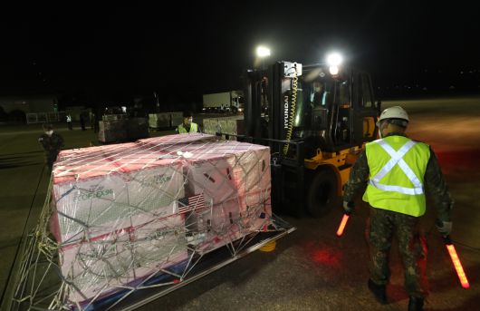 미국 정부가 제공한 존슨앤드존슨사의 코로나19 얀센 백신을 실은 공군 다목적 공중급유수송기 'KC-330'이 5일 새벽 경기도 성남시 서울공항에 도착하자 관계자들이 백신을 옮기고 있다. [연합]