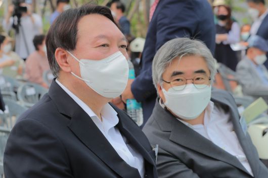 윤석열 전 검찰총장이 9일 오후 열린 서울 남산예장공원 개장식에 참석해 이철우 연세대 교수와 대화하고 있다. [연합]