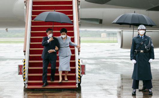 영국 콘월 G7 정상회의와 오스트리아, 스페인 국빈방문을 마친 문재인 대통령과 김정숙 여사가 18일 공군 1호기 편으로 서울공항에 도착했다. [연합]