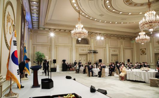 문재인 대통령이 24일 청와대에서 열린 국가유공자 및 보훈가족 초청 오찬 행사에서 발언을 마치고 고개숙여 인사하고 있다. [연합]