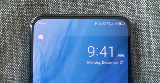 앞서 지난해 말 중국의 ZTE가 세계 최초로 UDC 기술을 적용한 스마트폰 ‘액손20 5G’를 출시해 주목을 받았지만, 화질 저하와 빛 번짐, 시각적 이질감 등으로 혹평을 받은 바 있다. [온라인 커뮤니티 캡처]