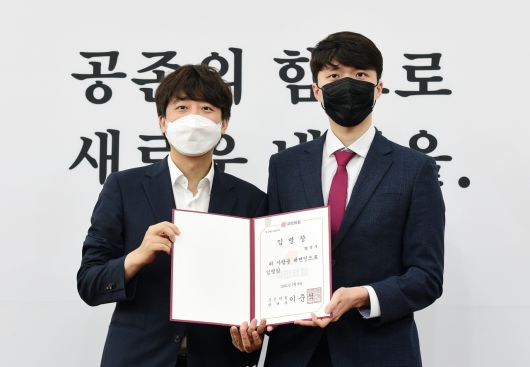 이준석 국민의힘 대표(왼쪽)가 지난 8일 서울 여의도 국회에서 열린 신임 대변인단 임명장 수여식에서 양준우 대변인에게 임명장을 수여하고 있다. [이상섭 기자/babtong@heraldcorp.com]