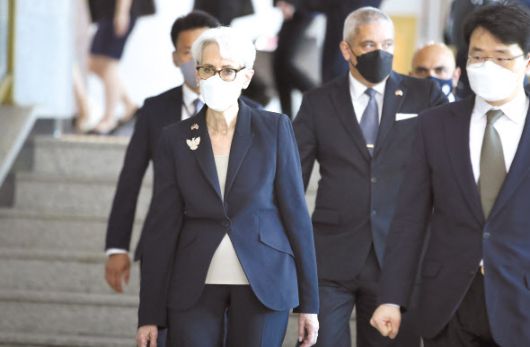 셔먼 미 국무부 부장관이 22일 오전 정의용 외교부 장관을 예방하기 위해 서울 외교부 청사로 이동하고 있다. [연합]