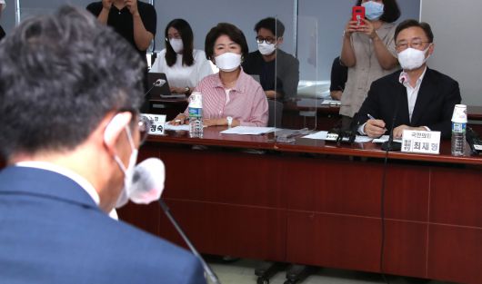 국민의힘 대권주자인 최재형 전 감사원장(오른쪽)이 17일 서울 용산구 대한의사협회에서 열린 코로나19 방역 대책 등에 대한 간담회에서 이필수 대한의사협회 회장의 발언을 듣고 있다. [연합]