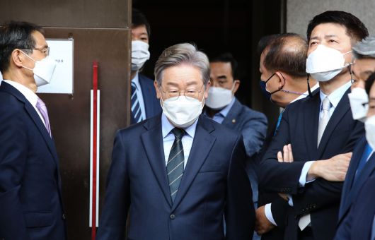 더불어민주당 대권주자인 이재명 경기지사가 22일 서울 마포구 김대중 전 대통령 사저에서 한반도 평화 정책을 발표하기 위해 도착하고 있다. [연합]