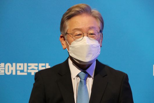 더불어민주당 대권주자인 이재명 후보가 5일 오후 충북 청주시 서원구 CJB컨벤션센터에서 치러진 '충북·세종 민주당 순회 경선'에서 기자들의 질문에 답하고 있다. [연합]