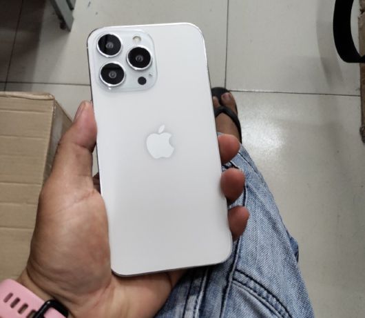 지난 6월 중국의 IT 인플루언서 왕번홍이 웨이보를 통해 공개한 아이폰13프로 시제품 [출처=왕번홍 웨이보(@王奔宏)]