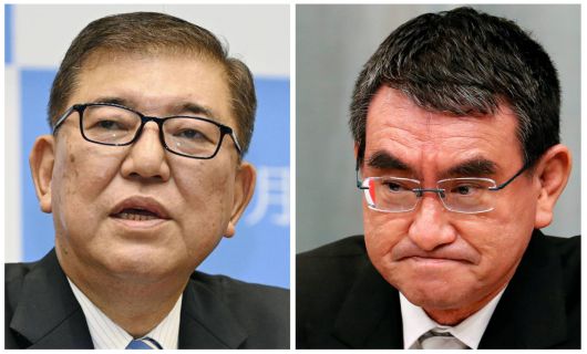 이시바 시게루(石破茂·왼쪽) 전 자민당 간사장과 고노 다로(河野太郞) 행정개혁담당상의 모습. [교도, 로이터]