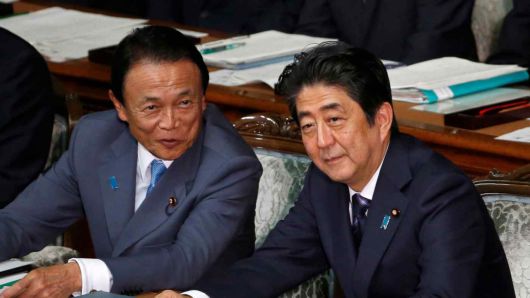 ‘2A’로 불리는 두 명의 전직 일본 총리 아베 신조(安倍晋三·오른쪽) 전 총리와 아소 다로(麻生太郞) 일본 부총리. [로이터]