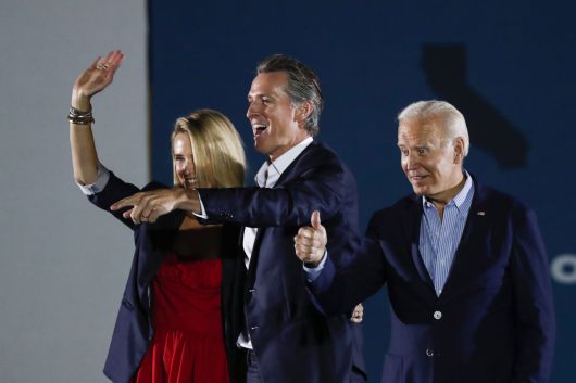 지난 13일(현지시간) 미국 캘리포니아주(州) 롱비치에서 조 바이든(오른쪽 첫 번째) 대통령이 개빈 뉴섬(오른쪽 두 번째) 캘리포니아 주지사에 대한 지지 연설을 마친 뒤 지지자를 향해 엄지손가락을 치켜들고 있다. 이날 바이든 대통령은 뉴섬 주지사의 지사직 유지 필요성에 대해 강조하며 새 주지사 후보들 가운데 1위를 달리고 있는 강경 보수 성향 공화당 흑인 후보 래리 엘더를 향해 “트럼프의 복제품”이라고 비난했다. [EPA]