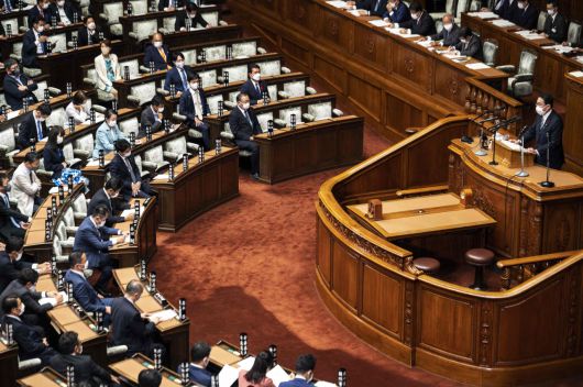 기시다 후미오(岸田文雄) 신임 일본 총리가 8일 취임 후 첫 국회 연설을 하고 있다. [AFP]