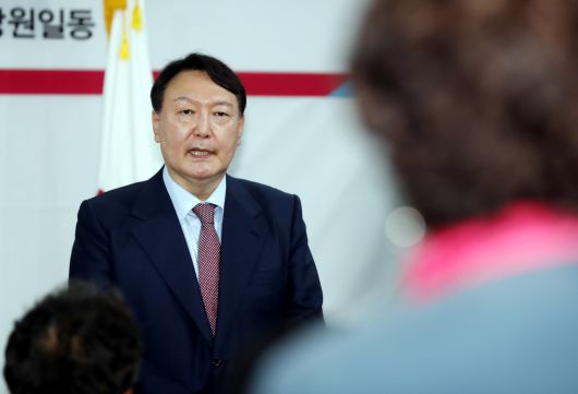 국민의힘 대권주자인 윤석열 전 검찰총장이 7일 오후 인천시 남동구 국민의힘 인천광역시당에서 각오를 묻는 당원의 질의에 답변하고 있다. [연합]