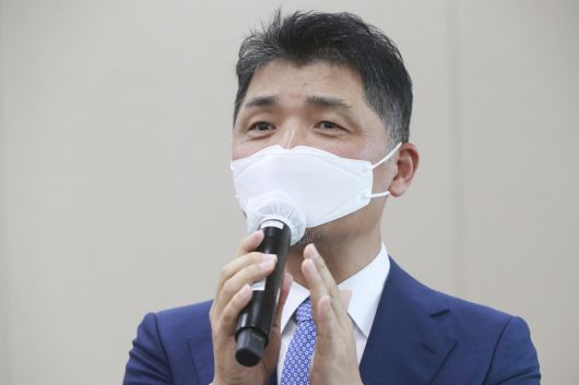 김범수 카카오 의장이 21일 오후 서울 여의도 국회에서 의원질의에 답변하고 있다. [연합]