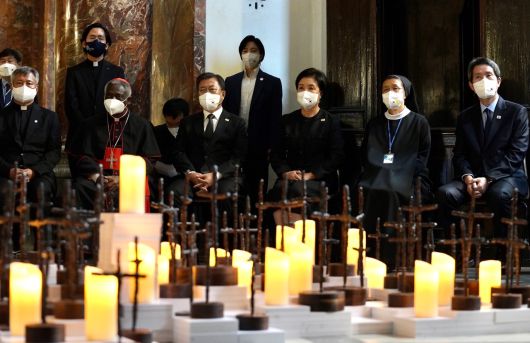 문재인 대통령과 김정숙 여사가 29일(현지시간) 이탈리아 로마 산티냐시오 디 로욜라 성당에서 열린 '철조망 평화가 되다' 전시회에 참석해 있다. 연합뉴스