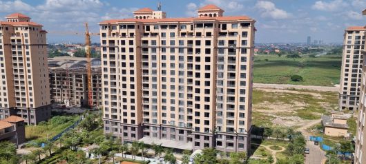 외국 투자자에게 분양하고 있는 탓루앙 레이크 경제특구 내 아파트 모습. 공사가 한창 진행중이다.