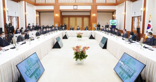 문재인 대통령이 탄소중립선언 1주년인 10일 오후 청와대 충무실에서 열린 탄소중립 선도기업 초청 전략 보고회에 참석, 발언하고 있다. [연합]