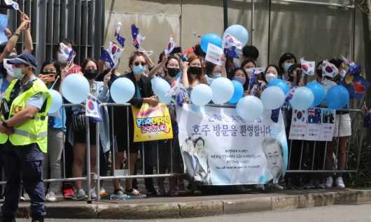 14일 오후 시드니 시내 한 호텔앞에서 교민들이 문재인 대통령의 시드니 방문을 환영하며 태극기 등을 흔들고 있다. 연합뉴스