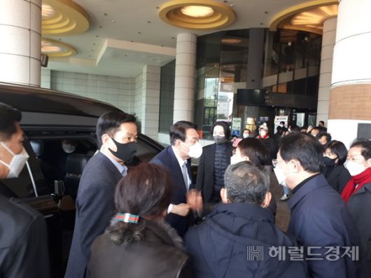 윤석열 국민의힘 대선 후보가 23일 전남 선대위 출범식이 열린 순천 에코그라드 호텔에 도착해 당원들과 인사를 나누고 있다. /박대성 기자