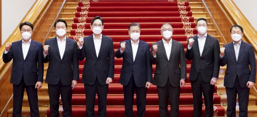 문재인 대통령이 27일 청와대에서 열린 '청년희망 온(ON) 참여기업 대표 초청 오찬 간담회'를 마친 뒤 참석자들과 기념촬영을 하고 있다. 왼쪽부터 최정우 포스코 그룹 회장, 최태원 SK주식회사 회장, 이재용 삼성전자 부회장, 문 대통령, 정의선 현대자동차그룹 회장, 구광모 ㈜LG 회장. 구현모 KT 대표이사 [연합]