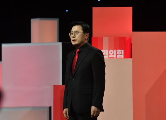 황교안 전 자유한국당 대표가 지난 10월 5일 국민의힘 대선 경선 예비후보로 나서며 토론회에 앞서 인사말을 하고 있다. [연합]