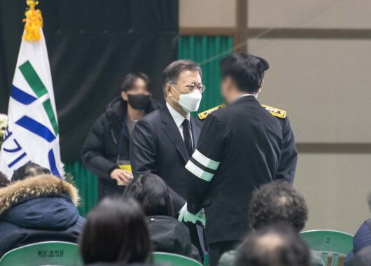 문재인 대통령이 8일 오전 경기도 평택시 이충문화체육센터에서 엄수된 평택 신축 공사장 화재 순직 소방공무원 합동 영결식에서 헌화 및 분향을 마친 후 유족을 위로하고 있다.[연합]