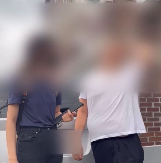 동물구호단체가 경찰과 함께 A씨의 집을 방문해 질문하는 모습. [동물구호 시민단체 ‘팀캣(C.A.A.T)’]