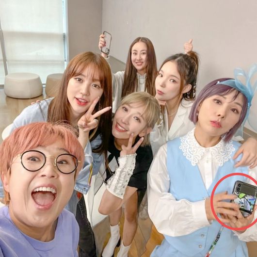 LG전자 스마트폰의 오랜 사용자로 알려진 개그우먼 신봉선이 삼성전자 갤럭시Z 플립3 모델을 사용하고 있는 모습이 포착됐다. [신봉선 인스타그램]