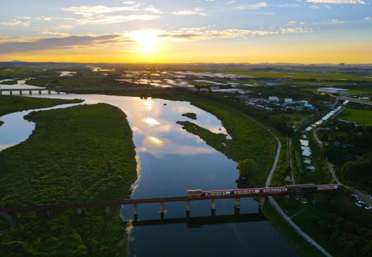 만경강 비비정예술열차와 노을