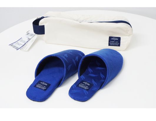 좌석 커버로 만든 슬리퍼. [에어부산 제공]