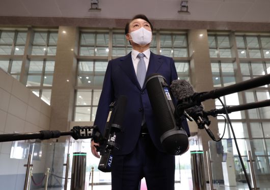 윤석열 대통령이 6일 오전 서울 용산 대통령실 청사로 출근, 현안에 대해 발언을 하고 있다. [연합]