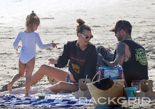 [헤럴드POP=배재련 기자]모델 베하티 프린슬루(33)가 불륜을 저지른 남편 애덤 리바인(43)을 용서한 것으로 보인다.