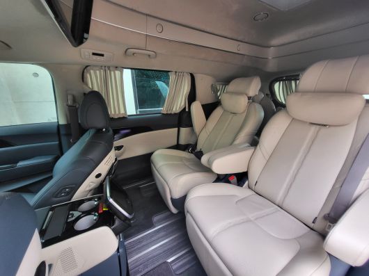 ‘노블클라쎄 L9’ 2열 시트는 항공기 비즈니스클래스와 같은 편안한 착좌감을 자랑한다. [김지윤 기자]