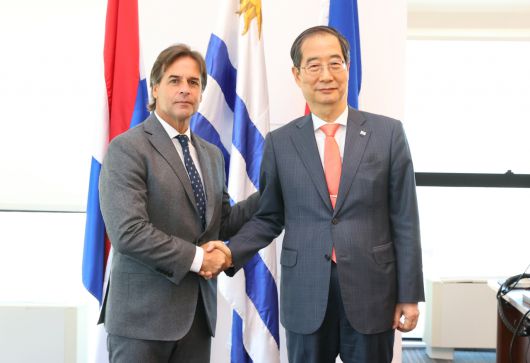 한덕수 국무총리가 12일(현지시간) 한-우루과이 수교 60주년을 맞아 우루과이를 방문, 루이스 라카예 포우 우루과이 대통령과 만나 악수하고 있다. 연합뉴스