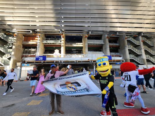 레알 홈구장 입구엔 경기가 있든, 없든, 팬들이 다양한 퍼포먼스를 벌인다.