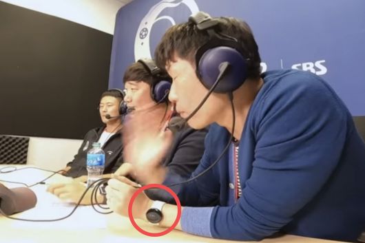 박지성 해설위원은 스마트워치도 구글 픽셀워치를 사용중인 모습이 포착됐다. [유튜브 슛포러브, 미니기기코리아]