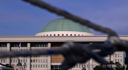 여야가 ‘이상민 해임건의안’을 둘러싸고 일촉즉발의 대치 상태다. 여야는 오는 15일 내년 예산안과 세제 개편안 통과 시키겠다는 계획이지만 ‘이상민 정국’이 계속되면서 예산안 처리가 제 때 이뤄질 수 있을지는 미지수다. 이상섭 기자