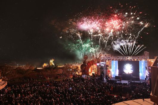 연말 불꽃놀이, 파티, 공연으로 수놓아지는 신화월드