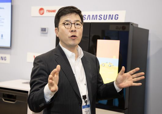 최윤호 HCA 의장이 5일(현지시간) 미국 라스베이거스에서 HCA를 통한 가전 간 연결성에 대해 설명하고 있다. [삼성전자 제공]