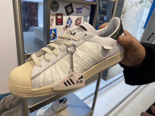 아디다스X태극당 컬래버 운동화. 종이 포장지를 벗겨내면 아디다스 삼선 무늬가 드러난다. 신주희 기자