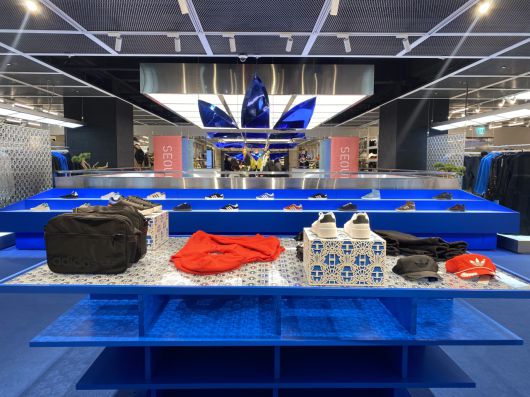 18일 찾은 서울 중구 명동의 아디다스 브랜드 플래그십 서울에 상품이 진열돼 있다. 신주희 기자