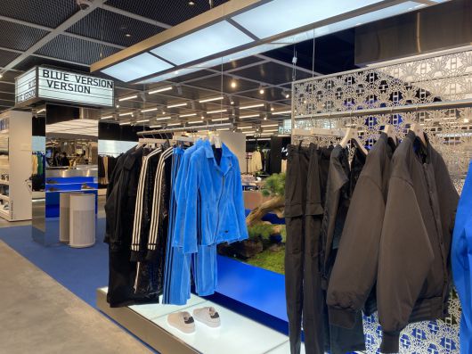 아디다스 브랜드 플래그십 서울 2층에 블루버전 컬렉션이 전시돼 있다. 신주희 기자