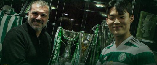 셀틱의 포스테코글루 감독(왼쪽)과 악수를 나누는 오현규./셀틱 홈페이지 캡처