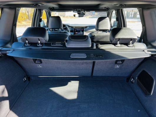 적재공간 아래에는 예비 타이어가 있다. 2열의 넓은 공간은 물론 짐도 충분히 실을 수 있다. [정찬수 기자]