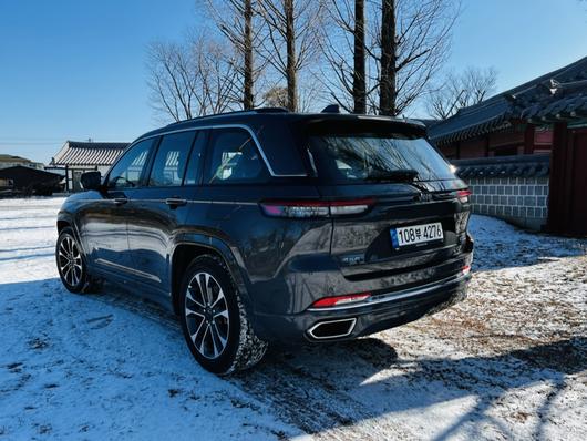 지프 올 뉴 그랜드 체로키 오버랜드 후면. 얇은 후미등이 가로로 더 넓게 보이는 효과를 낸다. [정찬수 기자]