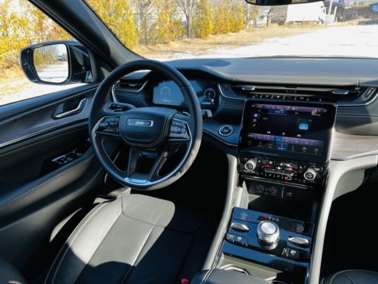 운전대는 생각보다 크고 단단하다. 체격이 작거나 손에 힘이 없다고 생각한다면 시승이 필수다. [정찬수 기자]