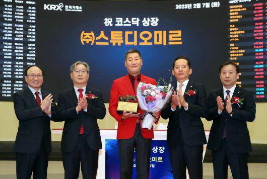 한국거래소 코스닥시장본부가 7일 서울 영등포구 한국거래소 서울사옥 홍보관에서 비아동용 2D·3D 애니메이션 전문 제작업체 스튜디오미르의 코스닥 시장 상장기념식을 개최했다. 강왕락(왼쪽부터) 코스닥협회 부회장, 홍순욱 한국거래소 코스닥시장본부장, 유재명 스튜디오미르 대표이사, 강성범 미래에셋증권 부사장, 유도석 한국IR협의회 상무가 상장기념패 전달식에서 기념촬영을 하고 있다. [한국거래소]