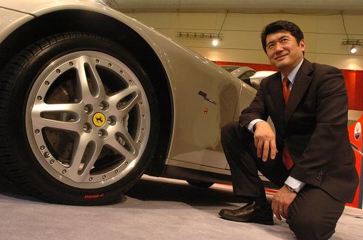 오쿠야마 키요유키가 자신이 디자인 한 스포츠 카 페라리 옆에서 포즈를 취하고 있다. [게티이미지]