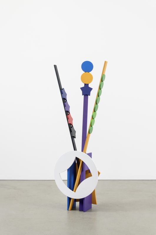 홍승혜, 꽃병, 2023, Birch plywood, acrylic latex paint, 23 × 50 × 63.5 cm (vase), 160 × 5 × 1.5 cm (3 bars), 사진: 안천호 [국제갤러리 제공]